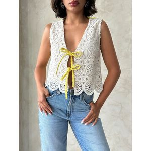 Gilet en dentelle à nouer sur le devant avec détails en jean pour femme - Product Image 1