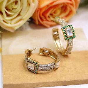 Pendientes Elegantes de Alta Calidad con Acabado Dorado y Diseño de Piedras Tradicionales para Mujer, Colección para Bodas - Product Image 1