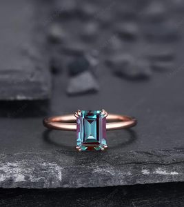 แหวนหมั้นเพชรทรงเหลี่ยมอเล็กซานไดรต์เงินแท้ 925 ชุบทองคำขาว 14K - Product Image 5