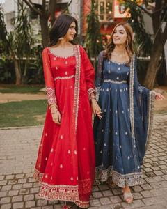 นําเสนอชุด Georgette Fuax หนักดีไซน์ใหม่คุณภาพสูงพร้อม Dupatta ในราคาขายส่งสําหรับงานแต่งงานและงานปาร์ตี้ - Product Image 2