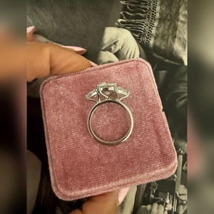 Bague de fiançailles en diamant de laboratoire de 4,00 carats VVS2 VVS1, taille coussin allongée, or massif, achat en gros, prix d'usine, livraison - Product Image 4