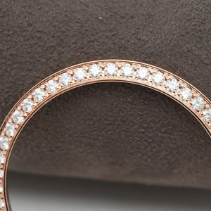 Montre Luxira Jewels Premium 40 mm en acier inoxydable or rose, lunette sertie de pierres baguette transparentes, fabrication artisanale, élégante montre-bracelet - Product Image 2