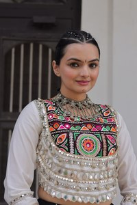 Lehenga Choli de Diseñador para Navratri con Gota Patti y Trabajo de Espejo, Colección Navratri - Product Image 6