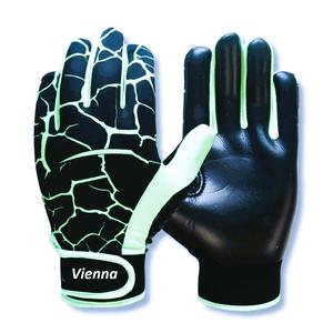 Gants de football gaélique GAA de haute qualité, antidérapants, légers, avec sangle de poignet réglable, en latex allemand, personnalisés et premium - Product Image 1