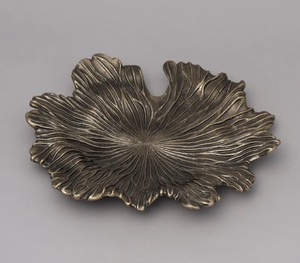 Plateau en aluminium coulé de finition antique avec bols en verre et en métal pour le service de nourriture pour les hôtels, la restauration et les fêtes - Product Image 3
