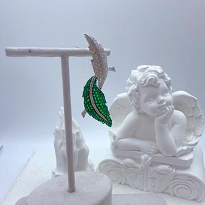 Broche en argent sterling 925 Poisson et Plume de feuille, émail vert dégradé et pavé de CZ, Bijoux d'inspiration naturelle orientale - Product Image 1