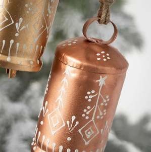 Campana metálica navideña con forma de adorno festivo para árbol de Navidad, decoración de pared para el hogar, Navidad, Año Nuevo, hecho en India. - Product Image 2