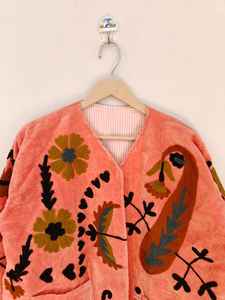 Veste en velours brodée Suzani, faite à la main, motif floral bohème, manteau vintage tribal, vêtement extérieur unique, veste artisanale distinctive - Product Image 2