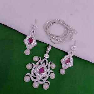 ชุดจี้ดีไซเนอร์สีเงินสวยพร้อมต่างหูประดับหินโฆษณามองหางานแต่งงานคอลเลกชันสวมใส่สำหรับผู้หญิง - Product Image 1