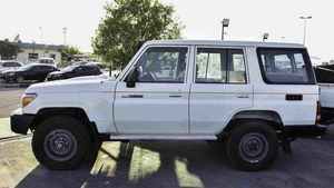 Toyota Land Cruiser 76 Hardtop SUV 2024 Parfait État |   Essence |   5 places |   En parfait état de marche |   Livraison rapide - Product Image 4