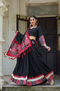 Célébrez le Navratri avec ce magnifique ensemble de lehenga choli réversible en pur coton blanc pour les fêtes - Product Image 2