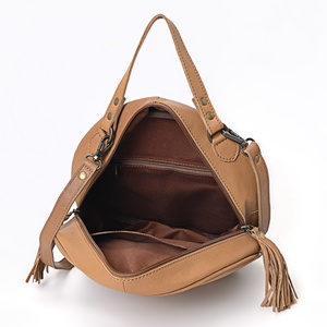 Sac bandoulière rond en cuir de vachette style western vintage, fait main, pour femme - Product Image 4