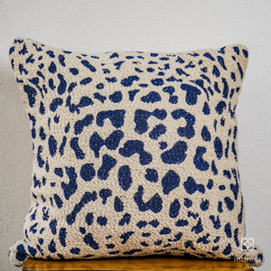 Coussin Jacquard en polycoton ivoire et bleu pour la décoration intérieure Style de luxe pour canapé chambre salon hôtel ou hôpital - Product Image 3