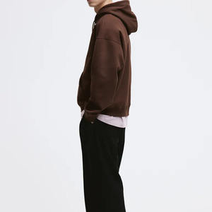 Sudadera con capucha cómoda de color marrón oscuro para hombre, de algodón grueso, con hombros caídos y puños acanalados. - Product Image 2