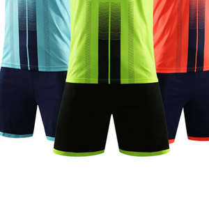 Nouveaux maillots de football personnalisés de couleur unie, kit d'uniformes de football sur mesure, maillots de foot respirants imprimés, service OEM, unisexe adulte - Product Image 3