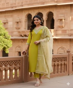 Conjunto de Túnica y Pantalón de Seda con Bordado de Lujo y Dupatta, Estilo Festivo, Precio al por Mayor, Prenda Étnica, Verde Lorito - Product Image 1