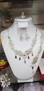 ชุดเครื่องประดับแฟชั่นทองแดงชุบทอง24K แนววินเทจของอิตาลีประกอบด้วยสร้อยคอและเข็มกลัดที่ออกแบบในผู้ผลิตอินเดีย - Product Image 3