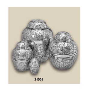 Urna de latón y plata con hoja grabada, urna funeraria, urna de cremación para cenizas humanas, hecha a mano en latón, adecuada para cementerio - Product Image 1