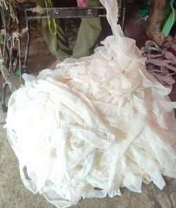 Ruban de soie sari en mousseline de soie cousu dans des couleurs naturelles adapté à la teinture idéal pour les projets d'art et d'artisanat et adapté à la vente - Product Image 3