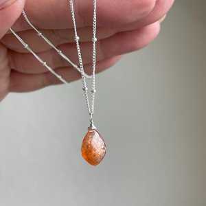 Collar de Piedra del Sol de Oregón con Forma de Lágrima Puntiaguda, Cadena Delicada de Satélite para Colgar, Plata de Ley 925, Idea de Regalo para el Día de la Madre, Calidez - Product Image 1