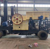 Installation mobile de concassage à mâchoires pour roches montagneuses avec réglage hydraulique et unité de criblage compacte