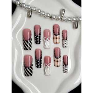 Faux ongles vintage élégants au design rétro pour femmes soucieuses de la mode - Product Image 1