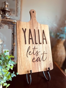 Tabla de Cortar de Madera Grabada con la Frase 'Ahora Serviendo Iftar Hasta Suhoor', Tabla Decorativa Artesanal para Cocina de Ramadán, Regalo - Product Image 5