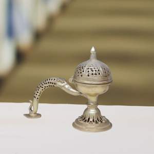 กระถางธูปทองเหลืองแบบดั้งเดิมที่มีด้ามจับสำหรับใช้ในบ้านทางจิตวิญญาณและวัตถุประสงค์ในการตกแต่งสำหรับฤดูร้อน - Product Image 5