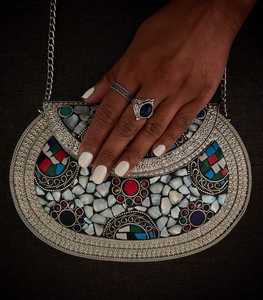 Bolso de Mano Metálico de Lujo a la Moda para Mujer, Perfecto como Accesorio de Moda Elegante y Lujoso con Correa de Cadena - Product Image 3