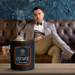 Vela Aromática de Cera de Soya Aromatika en Frasco de Vidrio Negro Mate, Serie para Hombre, Vegana, Ecológica, Ideal para Regalo de Inauguración o Día del Padre - Product Image 3