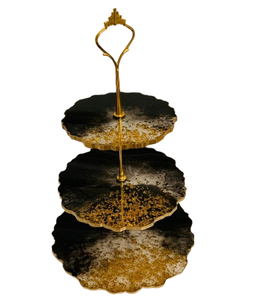 Support à gâteau en résine à trois niveaux Support à gâteau en résine de couleur personnalisée Idéal pour une pièce maîtresse pour toute occasion propice à un prix raisonnable - Product Image 1