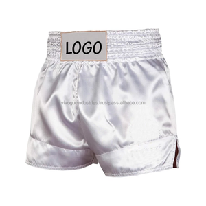 กางเกงชกมวย MMA สีแดงแบบกำหนดเอง เนื้อผ้าซาติน ระบายอากาศได้ดี น้ำหนักเบา พิมพ์ลายแบบซับลิเมชั่น ปักลายได้ 男女兼用 น้ำหนัก 220 กรัม สำหรับคิกบ็อกซิ่ง มวยไทย - Product Image 3