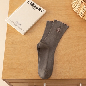 Chaussettes décontractées de style coréen pour femmes, fleurs brodées, tube moyen en coton doux avec manchette à froufrous, respirantes et mignonnes pour un usage quotidien - Product Image 4