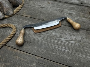 Moyen Drawknife. Lame de rasoir. Forgé à la main en acier au carbone trempé, manche en bois de frêne, avec étui en cuir - Product Image 5