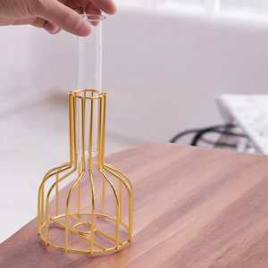 แจกันกรอบเหล็กสีทองในโลหะที่ทันสมัยเหมาะสำหรับการตกแต่งบ้านที่ทันสมัยและการจัดแสดงดอกไม้ที่หรูหรา - Product Image 2