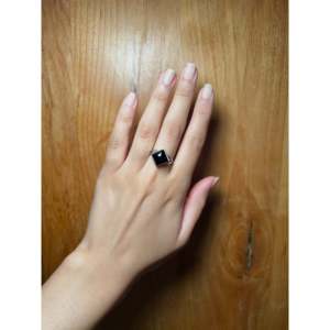 Anillo para Hombre Hecho por Artesanos Navajo con Piedra de Ónix y Plata de Ley, Estilo Vintage con Incrustaciones de Ágata y Patrón Geométrico para Uso Diario - Product Image 4