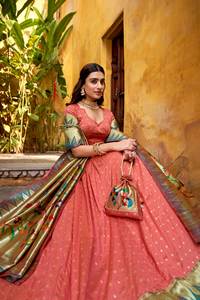 Ensemble de lehenga en soie Paithani de créateur avec dupatta à pallu en zari lourd et sac Batwa - Product Image 2