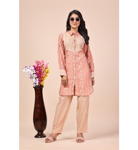 ชุดเสื้อผ้าอินเดียและปากีสถานแบบลำลองพิมพ์ลายเรยอนสำหรับงานเทศกาลและปาร์ตี้ - Product Image 1