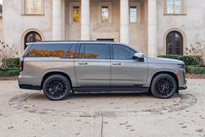 Cadillac Escalade-V ESV 2023, cuidadosamente mantenido, ofrece un amplio espacio de carga y capacidad de remolque de hasta 8,100 libras. - Product Image 2