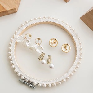 Elegante soporte de joyería gris con diseño de cuentas blancas, perfecto para exhibir collares, pulseras y pendientes con estilo - Product Image 3