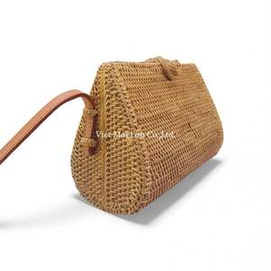 กระเป๋าหวายสานมือทำจากวัสดุธรรมชาติ ปิดด้วยเชือก น้ำหนักเบา สายสะพายไหล่ แฟชั่นสำหรับผู้หญิง ใช้ได้ทุกวัน ผลิตในเวียดนาม - Product Image 2