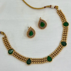Conjunto de collar chapado en oro de diseño simple con pendientes para mujeres y niñas conjunto de collar de boda indio tradicional para mujeres - Product Image 1