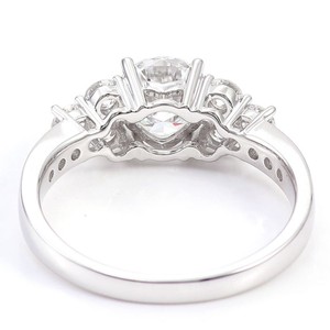 Bague de mariage en or blanc 14K pour femme diamant de fiançailles taille ronde solitaire cultivé en laboratoire pour fiançailles ou mariage - Product Image 2