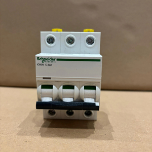 Schneider Acti 9 iC60N - disjoncteur miniature - 3P - 32A - courbe C A9F74332 - Product Image 1