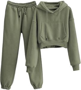 Ensemble de survêtement personnalisé avec logo imprimé, coupe ajustée, pour femme, comprenant un sweat-shirt court à col rond et un pantalon de jogging - Product Image 5