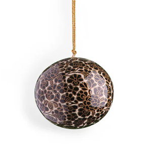 Décorations suspendues en papier mâché vibrantes avec des baies de houx peintes à la main et des motifs de gui pour une vinaigrette festive - Product Image 5