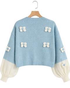 Fabricación de suéteres tipo cárdigan de punto azul cielo personalizados para mujer con apliques de flores, cuello en V, botones al frente, estilo lindo para el invierno. - Product Image 6