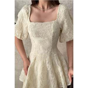 Vestido con volantes en capas color blanco roto - Ecru - Product Image 4