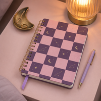 Carnet LABON personnalisé motif échiquier céleste violet rose, couverture rigide, spirale métallique dorée, pages lune croissante et étoile à huit branches, ruban