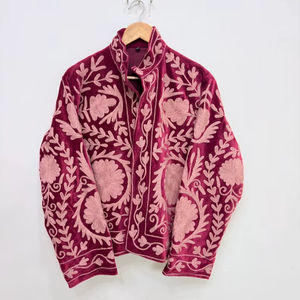 Veste Suzani rose pour femmes, veste courte en velours lisse, veste brodée faite à la main, veste d'hiver, manteau, veste hippie - Product Image 1